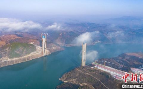 合法配资 国内最大跨度梁桁组合结构斜拉桥首塔封顶