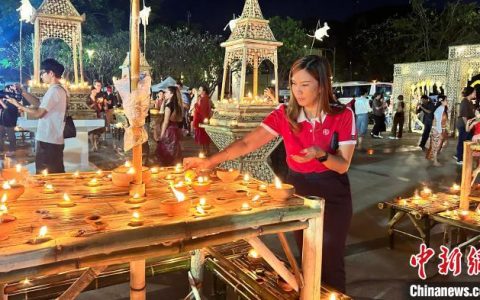 天载配资 泰国清迈古城水灯节：光影中的神话世界