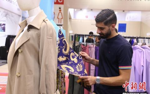 正规股票配资平台 浙江县域观察：一块布如何织出“国际纺都”？