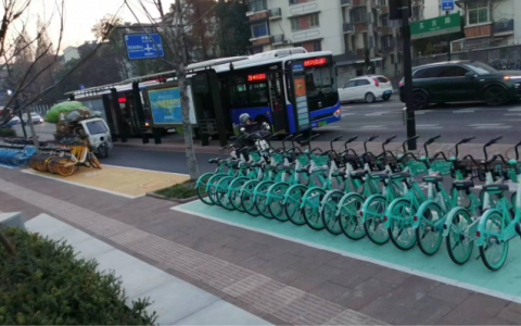 成都配资 “彩虹框停车位”助力杭州共享单车精细化管理升级