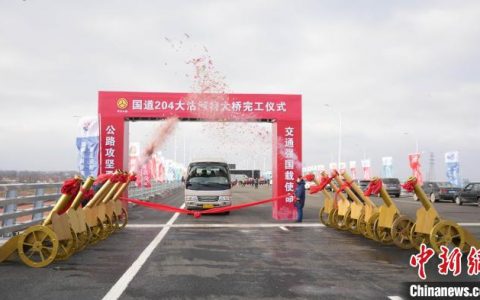 股市配资 中国国内最宽单体公路桥梁在山东青岛完工