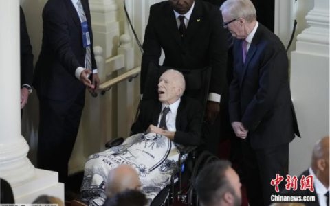 正规配资网站 罕见露面！99岁美国前总统卡特坐轮椅出席妻子追悼式(图)