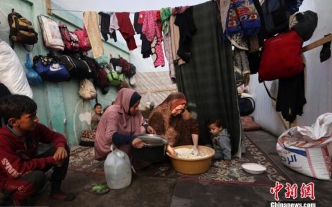 富成配资 加沙已有超2.13万人死亡 以军承认误袭难民营