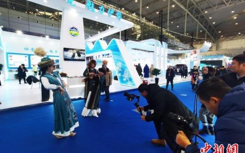 配资 第十七届新疆冬季旅游产业交易博览会暨2023新疆热雪节开幕