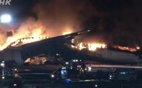 股票线上配资 日本羽田机场跑道封锁 起火客机全员撤离，另一飞机5人失联