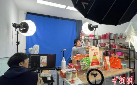 炒股配资 土特产直播间里变“爆款好物” 江西红土地上开出“流量花”