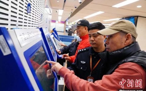 在线股票配资 上海市出入境窗口迎来办证“大客流”