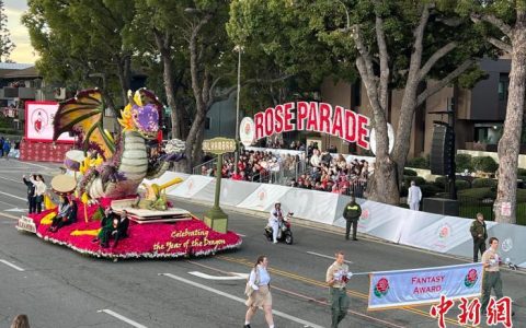 配资之家 第135届美国玫瑰花车游行以鲜花和音乐欢庆新年